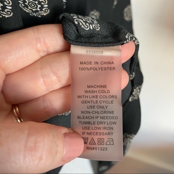 Vince Camuto • Black White Patterned Ruched Neck Blouse - Picture 3 of 4